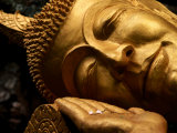 Sleeping Buddha Head with Frangipani Petals in Open Palm, Luang Prabang, Laos Fotografie-Druck von Anthony Plummer
