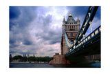 Towering Tower Bridge, London, UK Photographie par George Oze