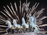 New Year's Fireworks above the Quadriga at the Brandenburg Gate in Berlin, Germany, c.2007 Fotografie-Druck von Michael Sohn