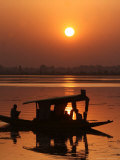 Shikara, or Kashmiri Boat, in Dal Lake as the Sun Sets in Srinagar, India Photographie par Mukhtar Khan