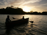 Two Children Sail in the Cocibolca Lake, Managua, Nicaragua Photographie par Esteban Felix