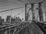 Across Brooklyn Bridge Posters av Trefor Ball Across Brooklyn Bridge Posters av Trefor Ball