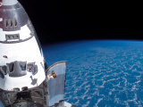 Space Shuttle Edeavour as Seen from the International Space Station Lámina fotográfica por Stocktrek Images Space Shuttle Edeavour as Seen from the International Space Station Lámina fotográfica por Stocktrek Images