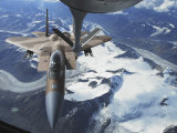 F-15C Eagle Aircraft from behind a KC-135R Stratostanker over the Pacific Alaskan Range Photographie par Stocktrek Images 
