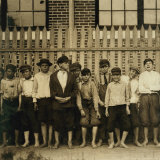 Night Work! Group of Boys Working in Massey Hosiery Mills, Columbus, Georgia, c.1913 Plakater af Lewis Wickes Hine Night Work! Group of Boys Working in Massey Hosiery Mills, Columbus, Georgia, c.1913 Plakater af Lewis Wickes Hine