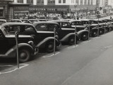 Black Cars and Meters, Omaha, Nebraska, c.1938 Posters af John Vachon Black Cars and Meters, Omaha, Nebraska, c.1938 Posters af John Vachon