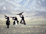 Eagle Hunters Dalai Khan, Takhuu Grandfather, Son Kook Kook, Golden Eagle Festival, Mongolia Fotografie-Druck von Amos Nachoum