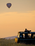 Hot Air Balloons Flying Over the Maasai Mara, Kenya Lámina fotográfica por Joe Restuccia III