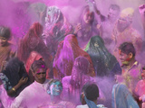People Throwing Color Powder and Water on Street, Holy Festival, Barsana, India Photographie par Keren Su