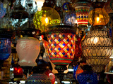 Stained Glass Lamp Vendor in Spice Market, Istanbul, Turkey Fotografie-Druck von Darrell Gulin