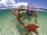 Snorkeling in the Blue Waters of the Bahamas Lámina fotográfica por Greg Johnston