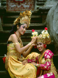 Balinese Dancers in Front of Temple in Ubud, Bali, Indonesia Photographie par Jim Zuckerman