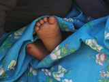 Child's Feet Wrapped with Sari at Kunbuli Friday Market, Orissa, India Photographie par Keren Su