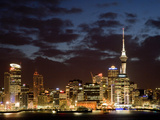 Auckland Cbd, Skytower and Waitemata Harbor, North Island, New Zealand Fotografisk tryk af David Wall Auckland Cbd, Skytower and Waitemata Harbor, North Island, New Zealand Fotografisk tryk af David Wall