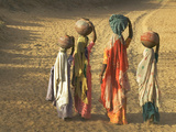 Keren Su - Girls Wearing Sari with Water Jars Walking in the Desert, Pushkar, Rajasthan, India Fotografická reprodukce Keren Su - Girls Wearing Sari with Water Jars Walking in the Desert, Pushkar, Rajasthan, India Fotografická reprodukce