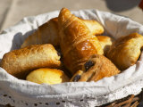 Wicker Basket with Croissants and Breads, Clos Des Iles, Le Brusc, Var, Cote d'Azur, France Photographie par Per Karlsson
