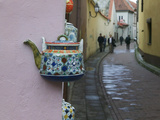 Wall Decorated with Teapot and Cobbled Street in the Old Town, Vilnius, Lithunia Photographic Print by Keren Su