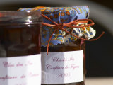 Jars Pots of Marmelade Covered with Provencal Cloth, Clos Des Iles, Le Brusc Lámina fotográfica por Per Karlsson Jars Pots of Marmelade Covered with Provencal Cloth, Clos Des Iles, Le Brusc Lámina fotográfica por Per Karlsson