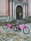 Bicycles Outside a Traditional House, Vilnius, Lithuania Lámina fotográfica por Keren Su