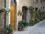 Flower Pots and Potted Plants Decorate a Narrow Street in Tuscan Village, Pienza, Italy Photographie par Dennis Flaherty
