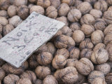Walnuts at a Market Stall, Bergerac, Dordogne, France Lámina fotográfica por Per Karlsson Walnuts at a Market Stall, Bergerac, Dordogne, France Lámina fotográfica por Per Karlsson