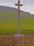 Stone Cross Marking the Grand Cru Vineyards, Romanee Conti and Richebourg, Vosne, Bourgogne, France Photographie par Per Karlsson