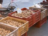 Walnuts and Dried Plums at Market Stall, Bergerac, Dordogne, France Lámina fotográfica por Per Karlsson Walnuts and Dried Plums at Market Stall, Bergerac, Dordogne, France Lámina fotográfica por Per Karlsson
