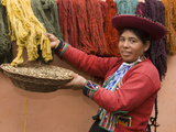 Woman in Traditional Dress, Wool Dyed Before Weaving, Chinchero, Cuzco, Peru Fotografie-Druck von John & Lisa Merrill