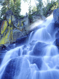 Waterfall Cascades Past Lichen-Covered Rocks, Sierra Nevada Mountains, California, USA Fotografie-Druck von Christopher Talbot Frank