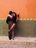 Tango Dancers in Streets of San Miguel De Allende, Mexico Photographie par Nancy Rotenberg
