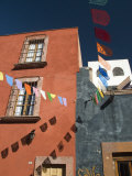 Banners in Street, San Miguel De Allende, Mexico Lámina fotográfica por Nancy Rotenberg Banners in Street, San Miguel De Allende, Mexico Lámina fotográfica por Nancy Rotenberg