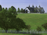 Elegant Horse Barn Atop Hill, Woodford County, Kentucky, USA Photographie par Dennis Flaherty