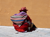 Old Woman with Sling Crouches on Sidewalk, Cusco, Peru Fotografie-Druck von Jim Zuckerman