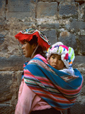 Mother Carries Her Child in Sling, Cusco, Peru Photographie par Jim Zuckerman