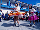Girl Dancers in Costumes and Masks During Festival Parade, Chinceros, Peru Lámina fotográfica por Jim Zuckerman Girl Dancers in Costumes and Masks During Festival Parade, Chinceros, Peru Lámina fotográfica por Jim Zuckerman