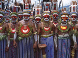 Highlands Warriors Marching Performance at Sing Sing Festival, Mt. Hagen, Papua New Guinea Photographie par Keren Su