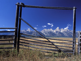 Ranch's Fencing Frames the Mountains of Grand Teton National Park, Wyoming, USA Photographie par Diane Johnson