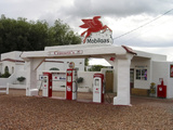 Vintage Mobil Gas Station, Ellensburg, Washington, USA Photographie par Nancy & Steve Ross