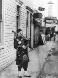 Scottish Bagpiper Poster von Irving Underhill