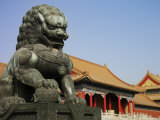 An Imperial Guardian Lion Statue Sits Outside the Forbidden City Fotografie-Druck von Eightfish 
