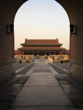 A Doorway to the Hall of Supreme Harmony in the Forbidden City Lámina fotográfica por Eightfish A Doorway to the Hall of Supreme Harmony in the Forbidden City Lámina fotográfica por Eightfish
