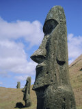 Unfinished Heads on Outer South Slopes of the Crater, Rano Raraku, Easter Island, Chile Photographie par Geoff Renner