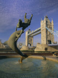 Fountain of Child with Dolphin and Tower Bridge, London Lámina fotográfica por Gavin Hellier Fountain of Child with Dolphin and Tower Bridge, London Lámina fotográfica por Gavin Hellier