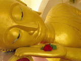 Close up of the Head of a Reclining Buddha Statue, Wat Pha Baat Tai, Luang Prabang, Laos Photographie par Gavin Hellier