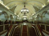 Interior of a Metro Station, with Ceiling Frescoes, Chandeliers and Marble Halls, Moscow, Russia Lámina fotográfica por Gavin Hellier