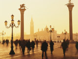 Sunrise in St. Mark's Square, San Giorgio Maggiore in Background, Venice, Veneto, Italy Fotografisk tryk af Lee Frost