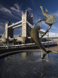 Tower Bridge and the Girl with a Dolphin Sculpture, London, England Lámina fotográfica por Amanda Hall Tower Bridge and the Girl with a Dolphin Sculpture, London, England Lámina fotográfica por Amanda Hall