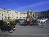 Neue Hofburg and Fiaker (Horse Drawn Carriages), Vienna, Austria, Europe Photographie par Hans Peter Merten