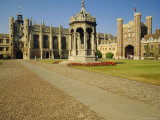 The Great Court, Trinity College, Cambridge, England Fotografisk trykk av Steve Bavister The Great Court, Trinity College, Cambridge, England Fotografisk trykk av Steve Bavister