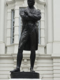 Statue of Sir Stamford Raffles Outside the Victoria Concert Hall, Singapore, South East Asia Lámina fotográfica por Amanda Hall Statue of Sir Stamford Raffles Outside the Victoria Concert Hall, Singapore, South East Asia Lámina fotográfica por Amanda Hall